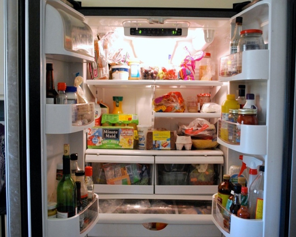 Chứa quá nhiều thực phẩm bên trong ngăn tủ
