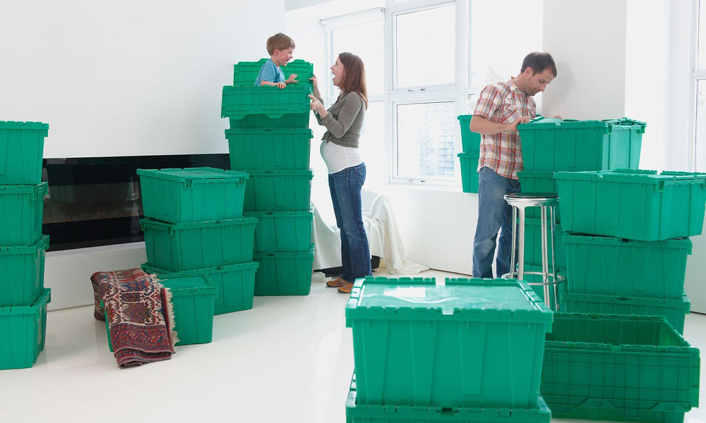 Chuẩn bị những vật dụng hỗ trợ chuyển nhà như hộp nhựa để chứa và bảo vệ các đồ dùng tốt nhất