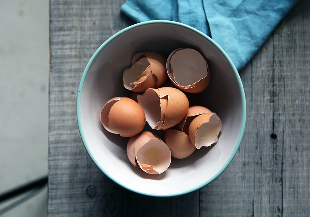 Sử dụng vỏ trứng hoặc vỏ khoai tây là cách mà ít người ngờ đến
