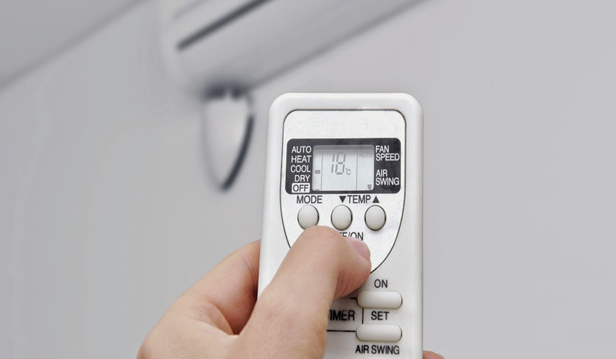 Cảm biến nhiệt độ trên điều khiển điều hòa thường được gắn ở phía trước hoặc phía sau của remote